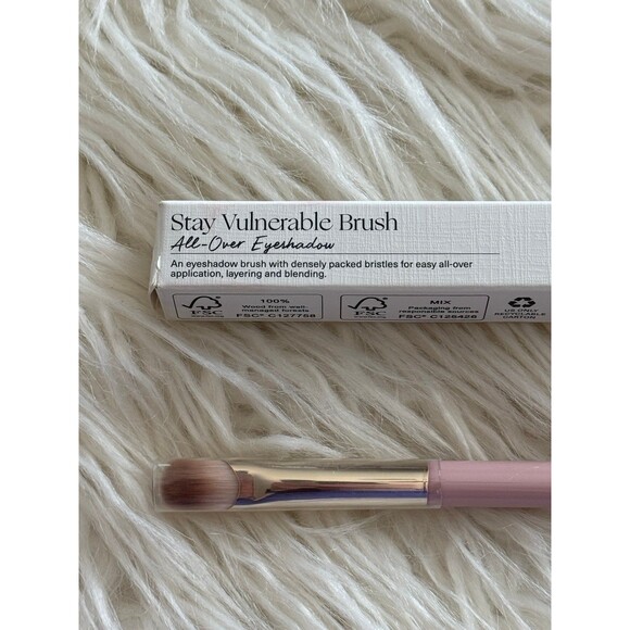 Rare Beauty Stay Vulnerable All-Over Eyeshadow Brush - Picture 4 of 10
